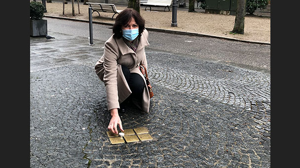 Doppelmoral im Baden-Badener Rathaus – Oberbürgermeisterin Mergen entzündet Licht gegen das Vergessen