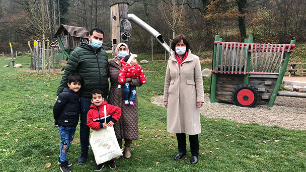 OB Magret Mergen kümmert sich um Flüchtlinge – Spaziergang mit Baden-Badener Familie in Geroldsau