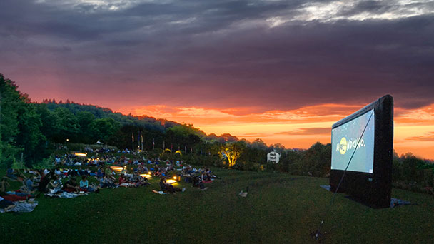 Mondkino im Rosengarten startet heute – Kinokarten ausschließlich online – Decken und Kissen mitbringen!