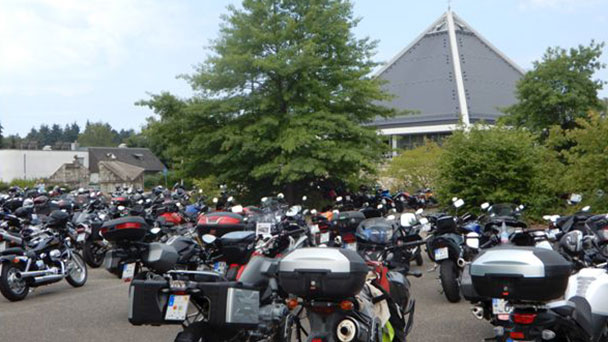 Der liebe Gott und die Motorradfahrer in Baden-Baden – Motorradgottesdienst in der Autobahnkirche Der liebe Gott und die Motorradfahrer in Baden-Baden – Motorradgottesdienst in der Autobahnkirche
