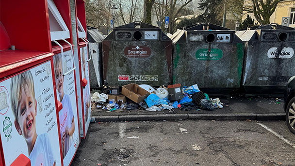 Leserbrief „Meine Meinung“ – Illegale Müllablagerung am Altglascontainer in der Ludwig-Wilhelm-Straße Leserbrief „Meine Meinung“ – Illegale Müllablagerung am Altglascontainer in der Ludwig-Wilhelm-Straße