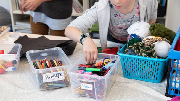 Julia Rößler macht den Projektraum mit den Kindern zum Theater der Träume – Ferien-Workshop im Museum LA8 Julia Rößler macht den Projektraum mit den Kindern zum Theater der Träume – Ferien-Workshop im Museum LA8