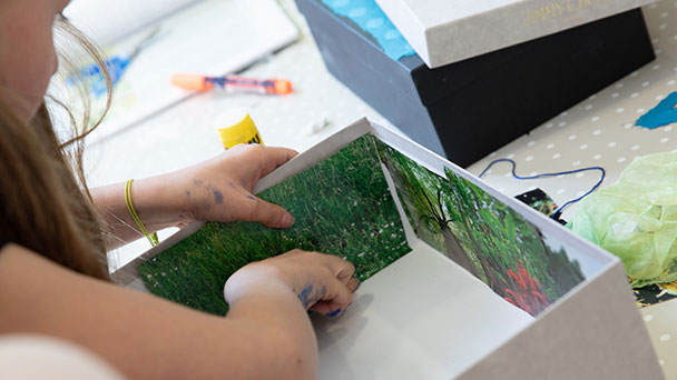 Kinder modellieren Charakterköpfe – Ferien-Workshop im Museum LA8