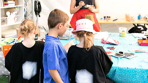 „Geschenke-Lücken“ schließen im Museum LA8 – Vorweihnachtliche Kinderzeit mit Nathalie Franz „Geschenke-Lücken“ schließen im Museum LA8 – Vorweihnachtliche Kinderzeit mit Nathalie Franz