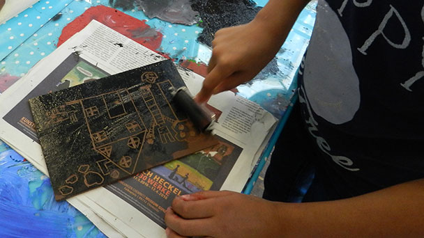 Nicht nur mit dem Handy spielen – Kinderzeit im Museum LA8 Nicht nur mit dem Handy spielen – Kinderzeit im Museum LA8