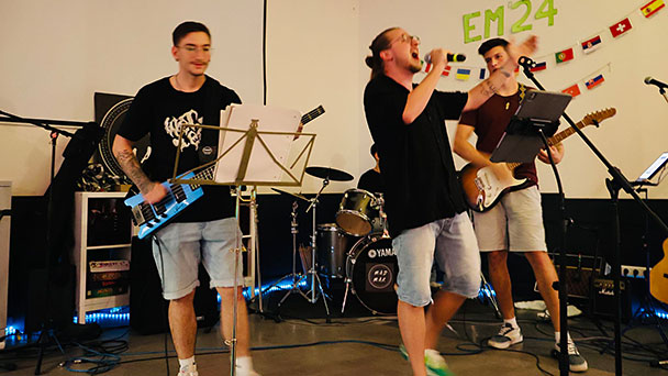 Party und pädagogische Fachkräfte – DJ Nuestro in der Jube