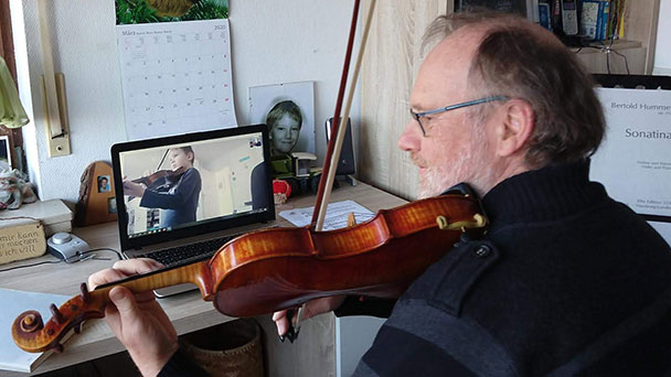 Kreativ in der Corona-Krise – Musikschule bietet Online-Unterricht –  „Chance, neue Wege in der Musikpädagogik auszuprobieren“