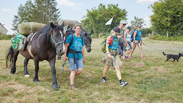 Mit Pferden und Fahrrädern gegen Depression – Start der „Mut-Tour“ in Baden-Baden am Augustaplatz