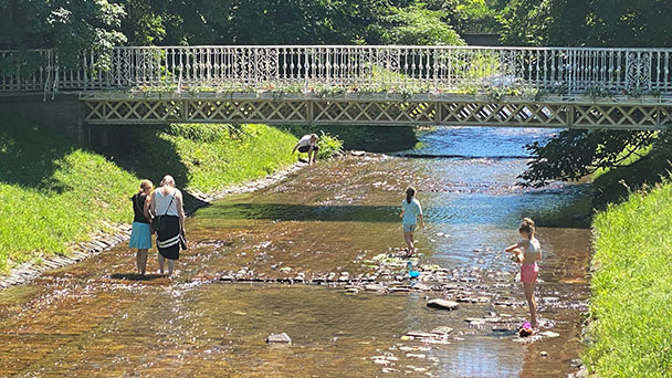 Wasserstand der Oos stark gefallen – Gießwasserentnahme aus Bächen in Baden-Baden nicht mehr erlaubt