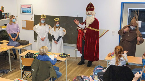 Nikolaus ganz echt und nicht online – Päda-Schüler schauderten – „Lautes Stampfen und dann ein lautes Klopfen an der Klassenzimmertür“