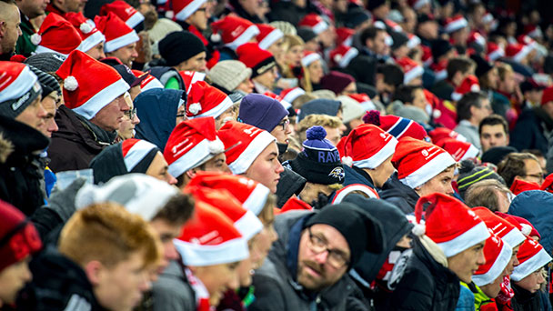 15.000 Nikolausmützen im Stadion des SC Freiburg