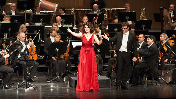 So viel Temperament, so viel Freude im Festspielhaus Baden-Baden - Olga Peretyatko-Mariotti und die Bamberger Symphoniker mit Jakub Hrusa lassen Noten tanzen und singen