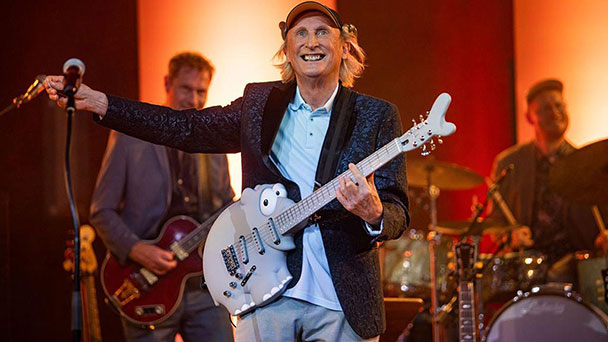 Gitarre von Otto Waalkes in Baden-Baden für 56.100 Euro versteigert – United Charity Rekorderlös für „Ein Herz für Kinder“ 