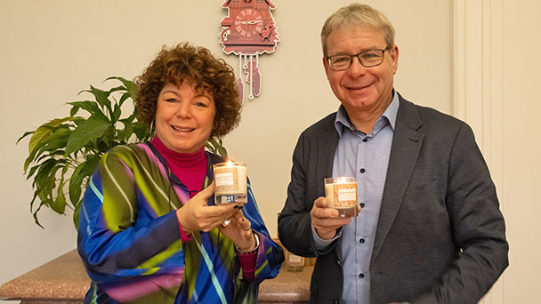 Kerze soll an „Waldspaziergänge rund um Baden-Baden erinnern“ – Knapp vor Weihnachten eine Geschenkidee der Tourismusabteilung Kerze soll an „Waldspaziergänge rund um Baden-Baden erinnern“ – Knapp vor Weihnachten eine Geschenkidee der Tourismusabteilung