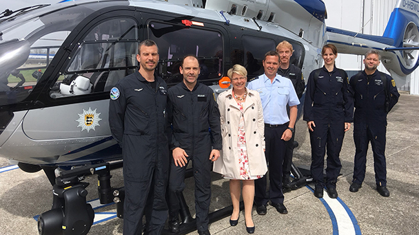 Gabriele Katzmarek bei Polizeihubschrauberstaffel am Baden-Airpark – „Wie effektiv Verfolgung Suche, Überwachen aus der Vogelperspektive eines Polizeihubschraubers sein können“