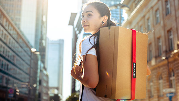 Baden-Badener Erfinderin Désirée Schmitz nimmt vielen Menschen eine Last – Paket-Rucksack soll Online-Shopping revolutionieren 