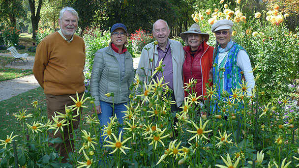 David Brown Archivar der National Dahlia Society in der Lichtentaler Allee - Von Baden-Badener Blumenkindern empfangen