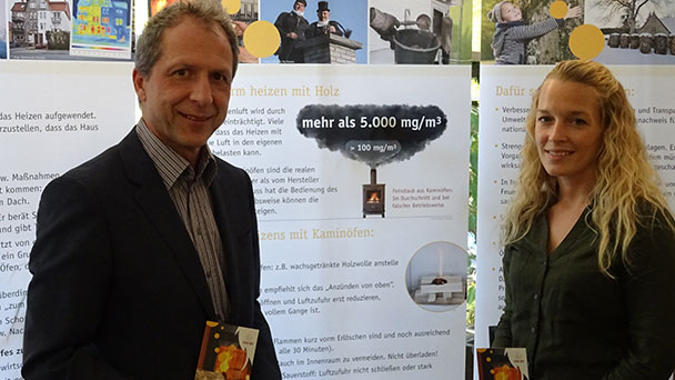 Bürgermeister Roland Kaiser präsentiert die Ausstellung „Heizen mit Holz“ – „Warum ist Feinstaub aus Kaminöfen problematisch?“ Bürgermeister Roland Kaiser präsentiert die Ausstellung „Heizen mit Holz“ – „Warum ist Feinstaub aus Kaminöfen problematisch?“