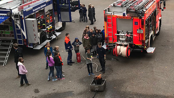 THW und Feuerwehr auf dem MLG- Schulhof – Erkenntnis beim Helfertag: Schwierig junge Menschen zu gewinnen 