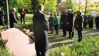 OB auf Ehrenfriedhof - Gedenken an Kriegsopfer 
