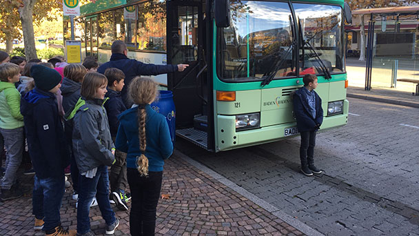 Motivierte Baden-Badener Busfahrer helfen unerfahrenen MLG-Schülern - Aktion "Sicherer Schulbus" 