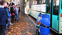 „Blaue Tonne Willi, die immer alles falsch macht“ - RWG-Fünftklässler lernen was passiert, wenn man sich im Bus nicht festhält