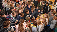 Baden-Badener Schüler denken an die Armen in der Welt - RWG-Kuchenverkauf für “Grenzenlose Weihnachtsfreude“