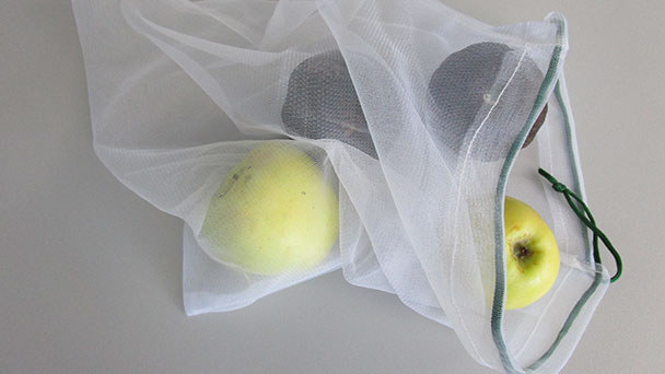 Äpfel, Avocados und Orangen sind von Natur aus mit ihrer Schale schon gut geschützt – Mitmachen und Müll vermeiden bereits beim Einkauf!