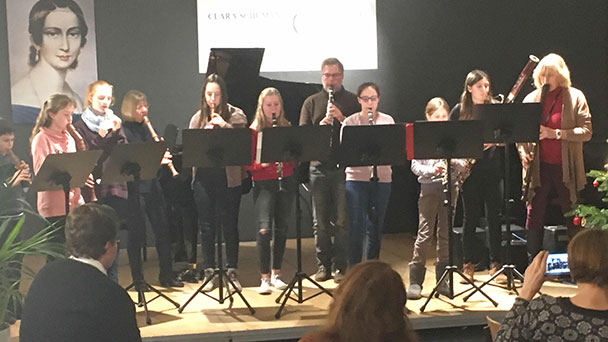 Begabte Schüler und stolze Eltern - Weihnachtskonzert in Clara-Schumann-Schule 