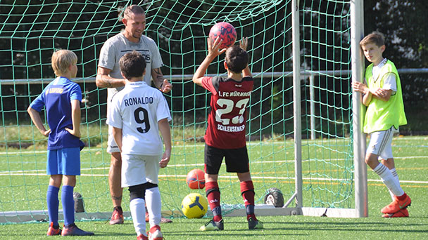 Baden-Badener Schüler können Corona ein bisschen vergessen – Päda: Fußballcamp mit Ex-KSC-Profi Sean Dundee