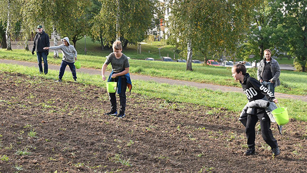 RWG-Schüler säen Blütenwiese: Nahrung und Lebensraum für Insekten im Draseiert Park