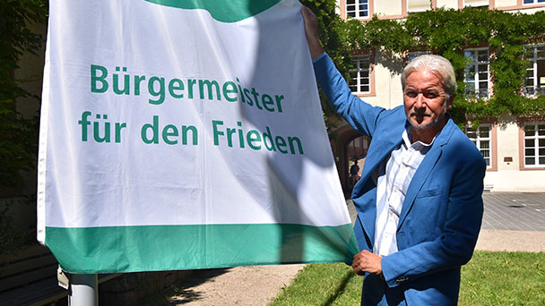 Baden-Badener OB hisst Flagge der „Mayors for Peace“ – Androhung und der Einsatz von Atomwaffen mit Regeln des humanitären Kriegsvölkerrechts unvereinbar 