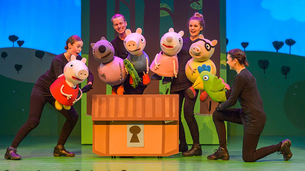 Girlanden, Luftballons und Schokoladenkuchen bei Familienmusical – Vorverkaufsstart für „Peppa Pig Live!“ – Am 21. April in der Jahnhalle Gaggenau Girlanden, Luftballons und Schokoladenkuchen bei Familienmusical – Vorverkaufsstart für „Peppa Pig Live!“ – Am 21. April in der Jahnhalle Gaggenau