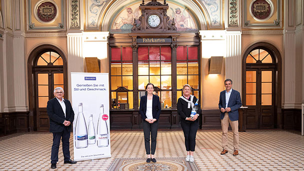 Festspielhaus und Peterstaler setzen 20-jährige Zusammenarbeit fort – „Festspielgäste trinken Wasser aus dem Schwarzwald“