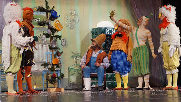 Münchner Theater für Kinder in Gernsbach - Weihnachtsmärchen „Pettersson feiert Weihnachten“ 