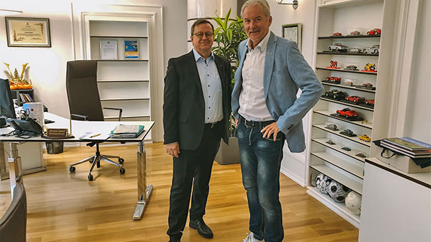 OB Dietmar Späth, seine Auto-Kollektion und der Besucher aus der Benz-Stadt Gaggenau  