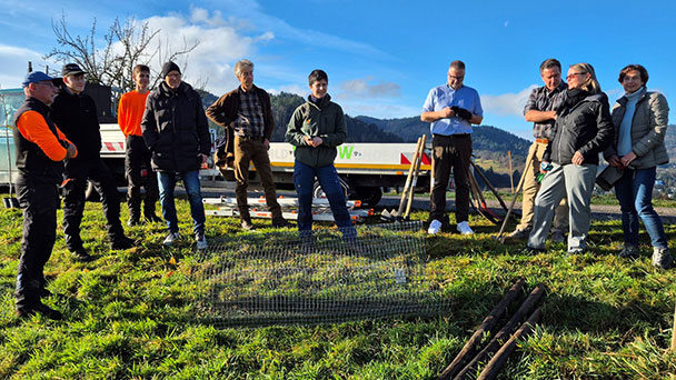 Baden-Badener Rotarier können zupacken – Obstbaum-Allee gepflanzt.