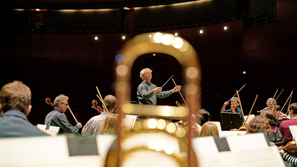 Ein philharmonischer Blick über Grenzen – Silvesterkonzerte mit „Wunderbaren Klängen aus der Begegnung genialer Komponisten“