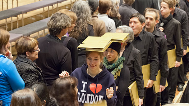 Erstaufführung am Samstag – Philharmonie Baden-Baden und Freiburger Oratorienchor im Kurhaus Erstaufführung am Samstag – Philharmonie Baden-Baden und Freiburger Oratorienchor im Kurhaus
