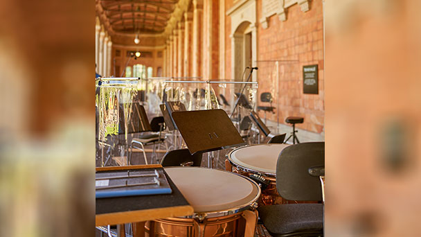 Nur 100 Konzertbesucher dürfen lauschen – Philharmonie im Wandelgang der Trinkhalle – Gartenanlage vor Trinkhalle abgesperrt Nur 100 Konzertbesucher dürfen lauschen – Philharmonie im Wandelgang der Trinkhalle – Gartenanlage vor Trinkhalle abgesperrt