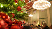 Nicht nur Bratwürste beim Baden-Badener Christkindel – „White Christmas“ mit der Philharmonie 