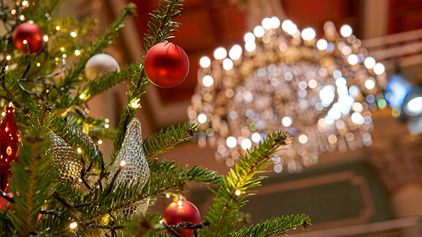 Werner Stiefel dirigiert Weihnachtskonzert – Philharmonie Baden-Baden am ersten Feiertag