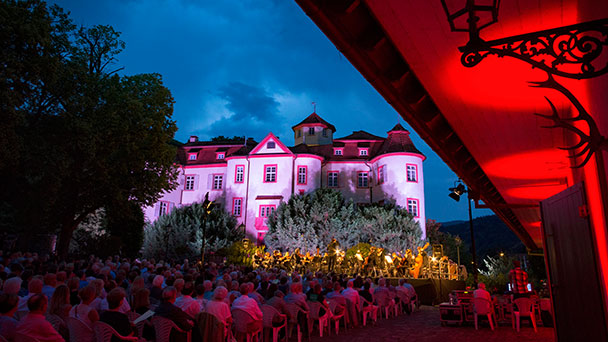 Philharmonische Schlosskonzerte in Neuweier – Gioacchino Rossini, Giuseppe Verdi, Domenico Cimarosa, Wolfgang Amadeus Mozart, Georges Bizet Philharmonische Schlosskonzerte in Neuweier – Gioacchino Rossini, Giuseppe Verdi, Domenico Cimarosa, Wolfgang Amadeus Mozart, Georges Bizet