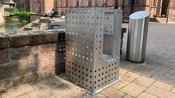 Gute Idee in Bühl – Spezieller Mülleimer für Pizzakartons aufgestellt