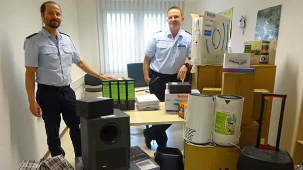 300.000-Euro-Gaunerei in Ötigheim – Palettenweise geklaute Waren in Internetportalen verhökert 300.000-Euro-Gaunerei in Ötigheim – Palettenweise geklaute Waren in Internetportalen verhökert