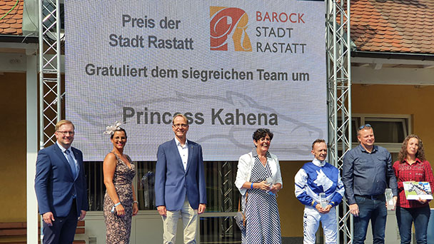 „In schwierigen Zeiten Zeichen der Solidarität“ – Stadt Rastatt unterstützt Iffezheimer Rennen