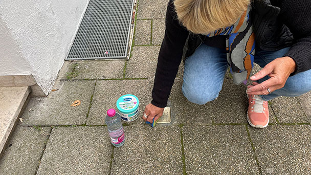 Stolpersteine in Baden-Baden werden geputzt – Symbolpolitik alleine reicht nicht