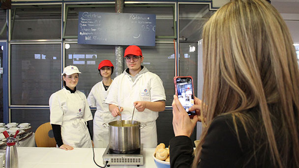 Baden-Badener Robert-Schuman-Schule mit attraktivem Angebot – „Stimmenwirrwarr und Kürbissuppe“