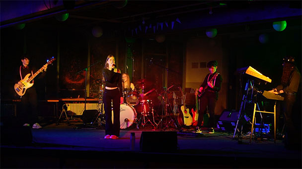 Langsam geht es Richtung Sommerferien – „Mit illuminierten Hosenträgern“ - Schulkonzert am RWG