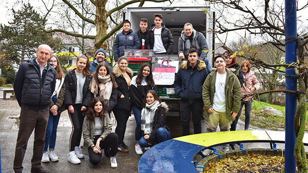 Baden-Badener Ethik-Achtklässler denken an Weihnachten der Nächstenliebe – Zusammen mit Lehrer Raoul Pabst und Hausmeister Frank Schmidtke